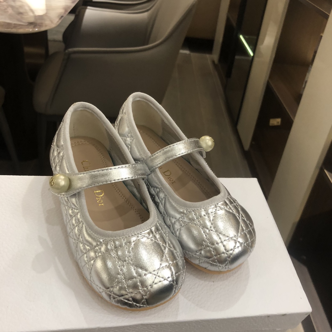 Children's shoes child